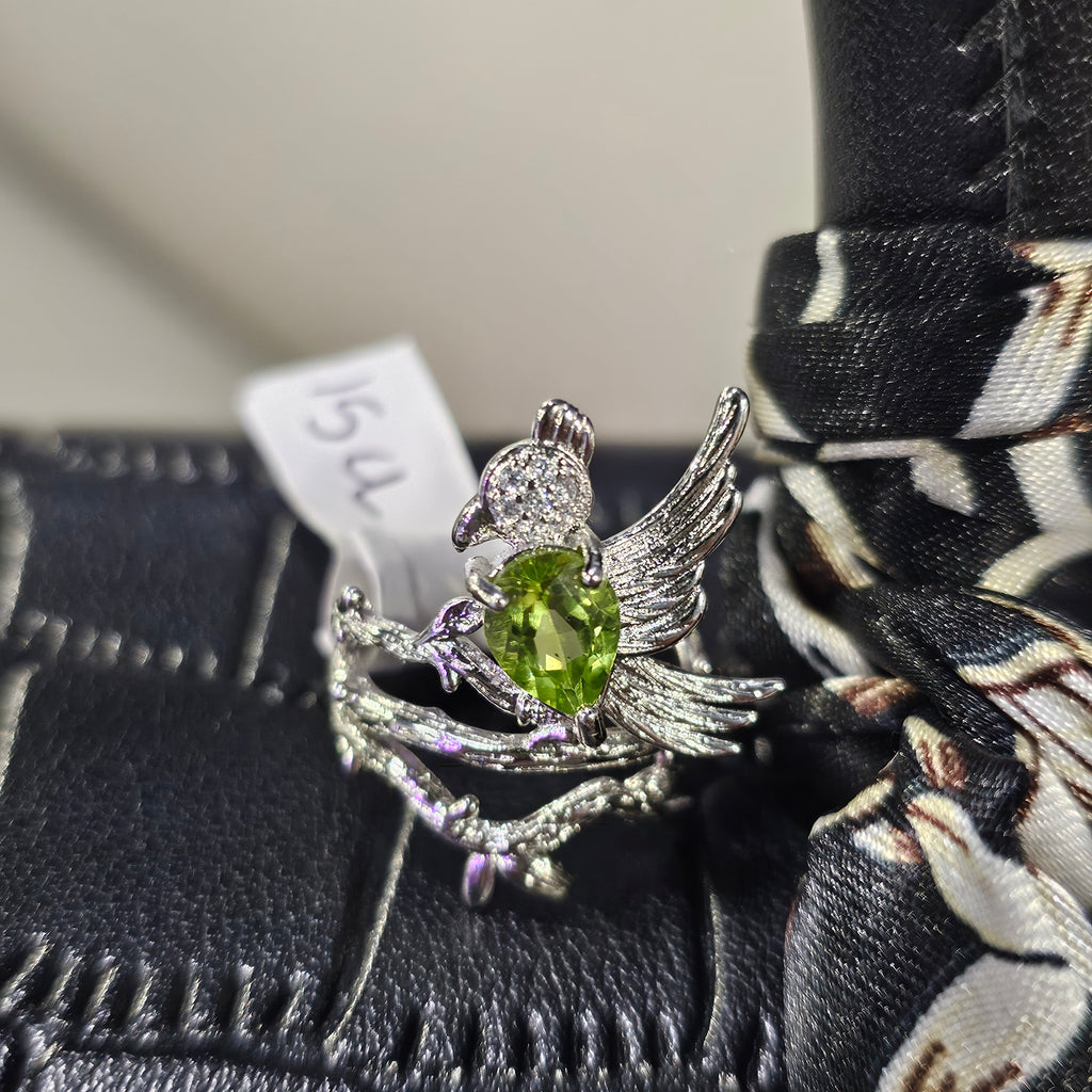 Peridot bird ring 15u