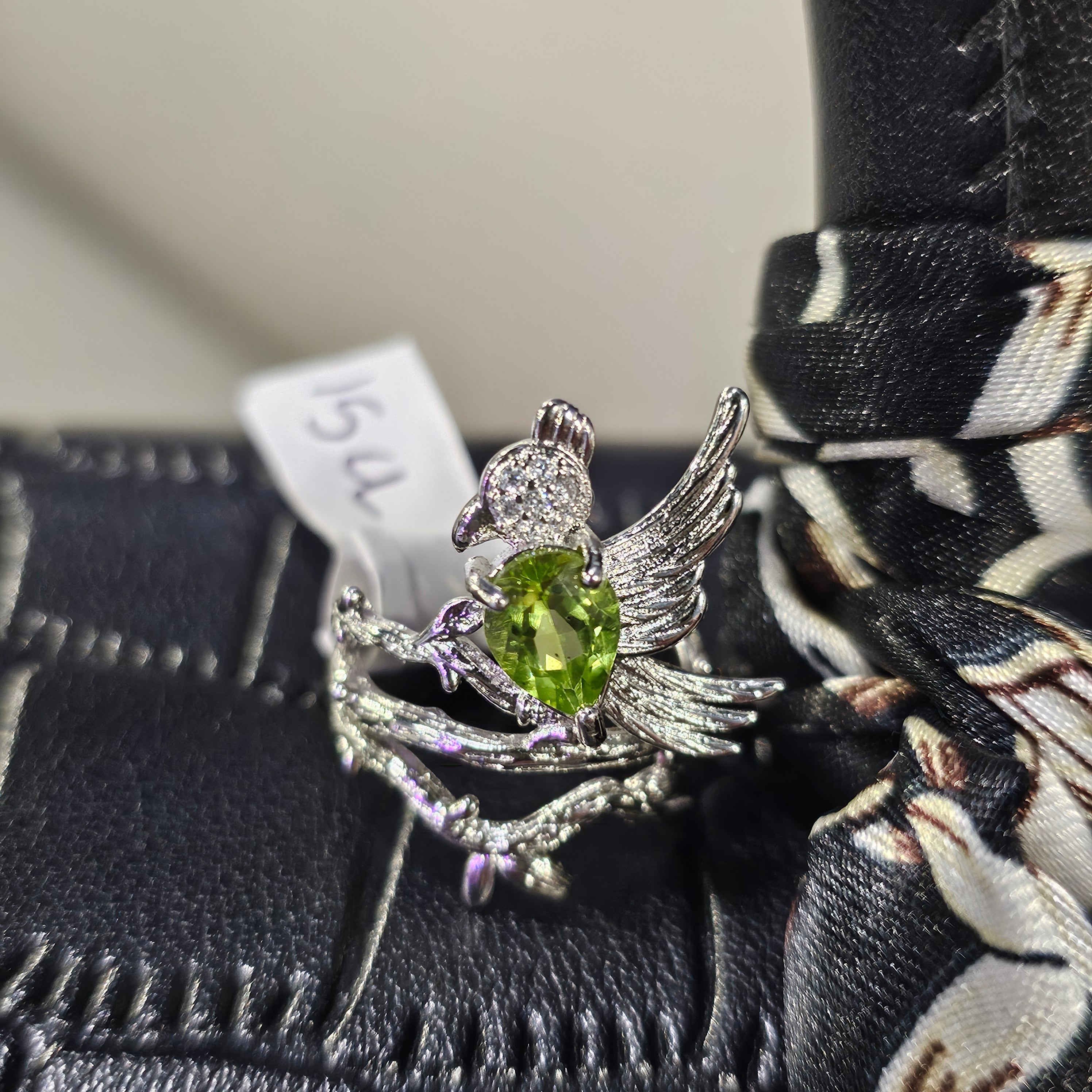 Peridot bird ring 15u
